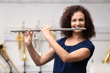 Güzel kız müzik dükkanı flüt çalmaya