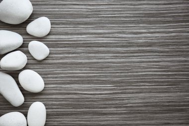 Tahta arka planda spa taşları