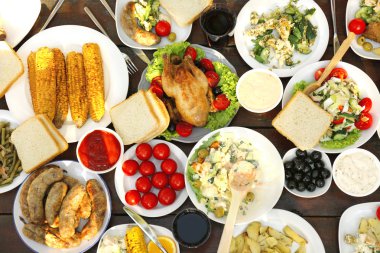 Piknik masa farklı salata ve et ile