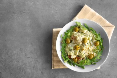 Plaka gri masada lezzetli sebze salatası ile