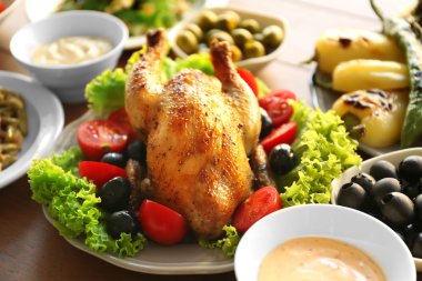 Kızarmış tavuk ve tablo farklı salata ile plakalar