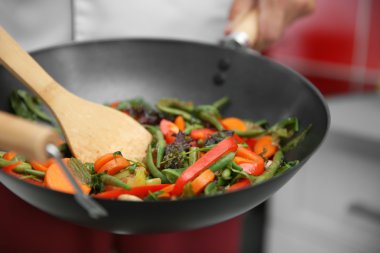 Pan closeup sebze karıştırma