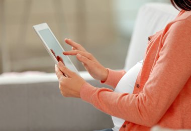 Koltukta oturan tablet ile hamile kadın