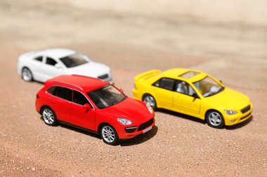 Oyuncak araba asfalt üzerinde kapat