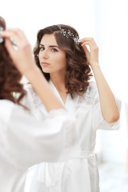 Güzel gelin aynaya bakıyor