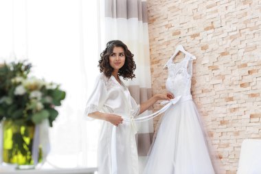 Güzel gelin damat için bekliyor