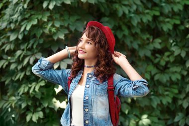 Yeşil yeşillik zemin üzerine poz güzel genç kız