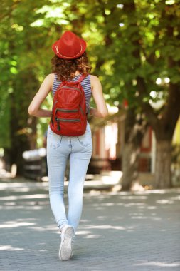 Güzel genç kız sokakta ayakta