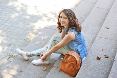 merdivenlerde oturan güzel genç kız