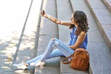 Selfie açık alarak güzel genç kız