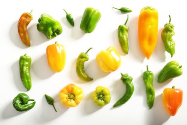 Beyaz arka planda taze biber