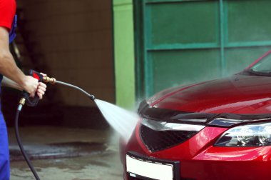 Yüksek basınçlı su kullanarak araba temizlik asker