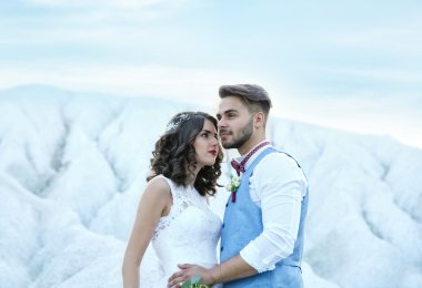 Gelin ve damat ve güzel manzara