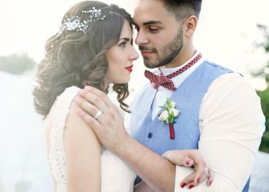 Gelin ve damat, kapat