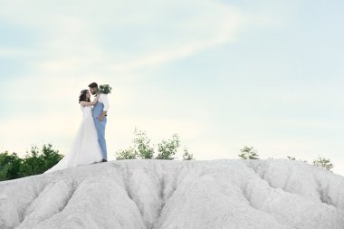 Gelin ve damat ve güzel manzara