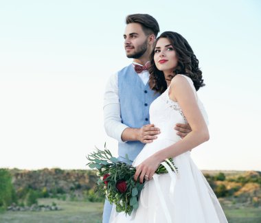 Gelin ve damat ve güzel manzara