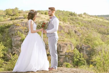 Gelin ve damat ve güzel manzara