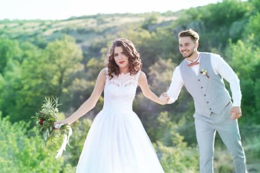 Gelin ve damat ve güzel manzara