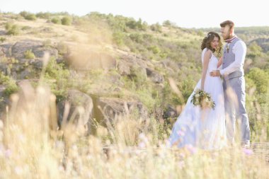 Gelin ve damat ve güzel manzara