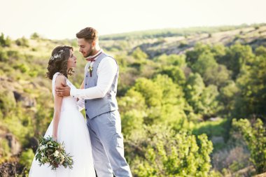 Gelin ve damat ve güzel manzara