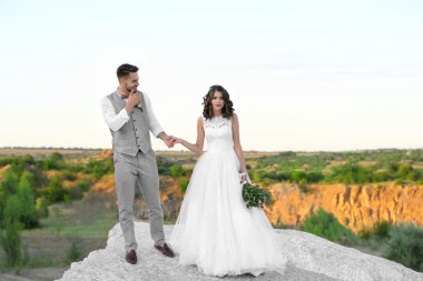 Gelin ve damat ve güzel manzara