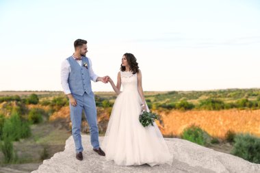 Gelin ve damat ve güzel manzara