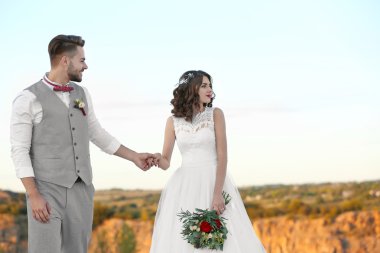 Gelin ve damat ve güzel manzara