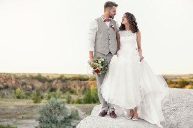 Gelin ve damat ve güzel manzara