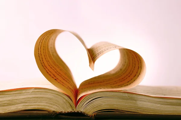Heart shape made from book pages — Stock Photo, Image