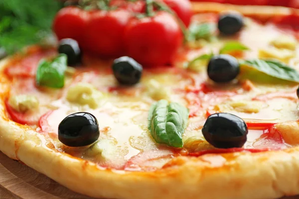 Lezzetli pizza ahşap kesme tahtası üzerinde — Stok fotoğraf