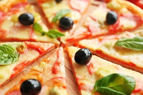 Ízletes pizza a fa vágódeszka — Stock Fotó