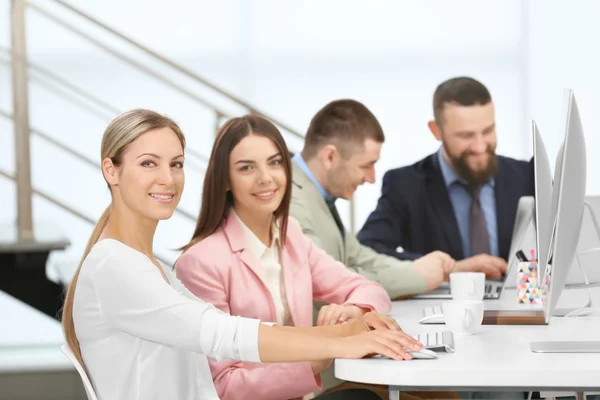 Personnes Travaillant Sur Des Ordinateurs Dans Bureau — Photo