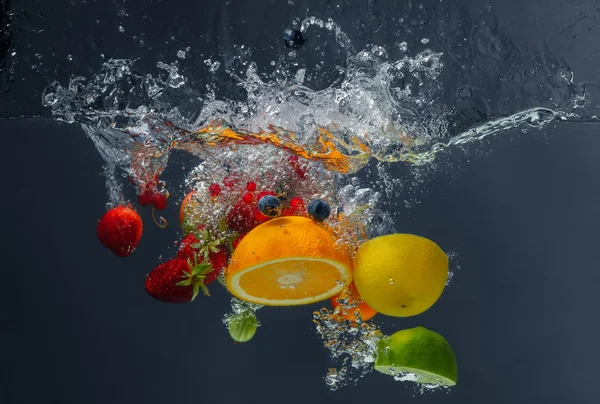 Verschiedene Früchte und Beeren — Stockfoto