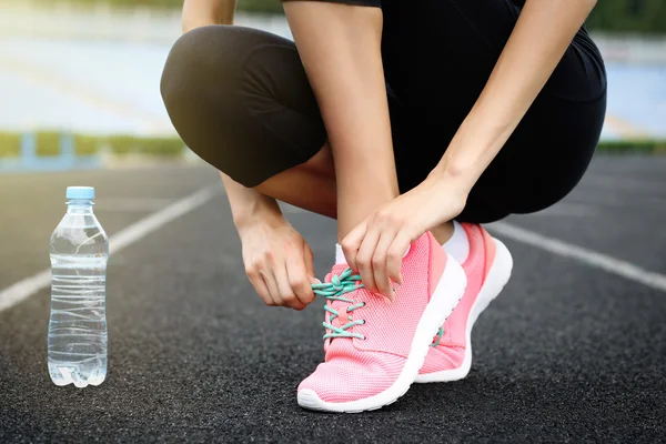 Woman tying laces — Stock Photo, Image