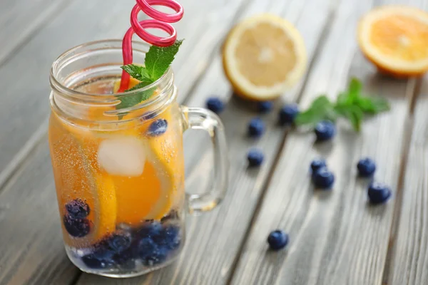 Agua refrescante con frutas en la mesa —  Fotos de Stock