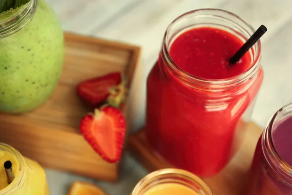 Verfrissende fruit smoothie op tafel — Stockfoto