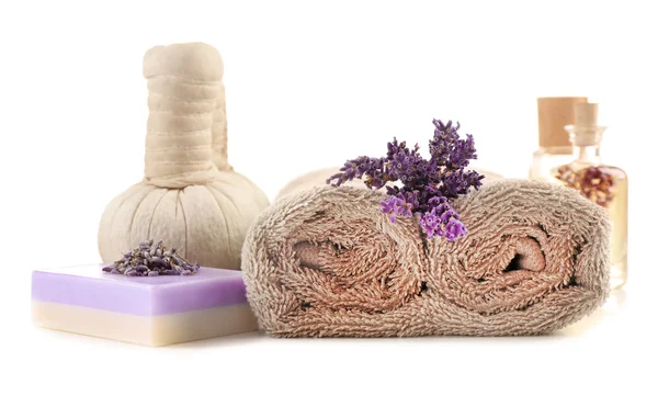 Bella composizione spa con lavanda, isolata su bianco — Foto Stock