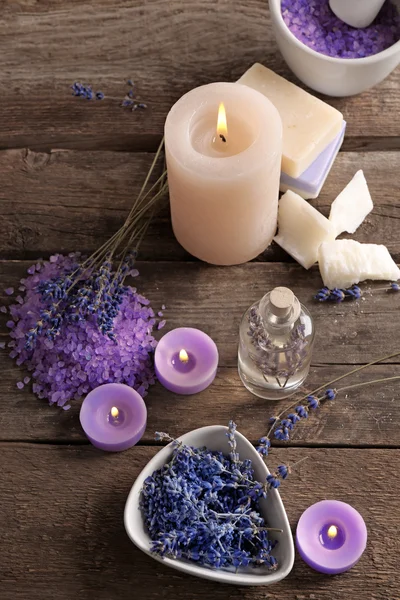 Mooie wellness samenstelling met lavendel op houten tafel — Stockfoto