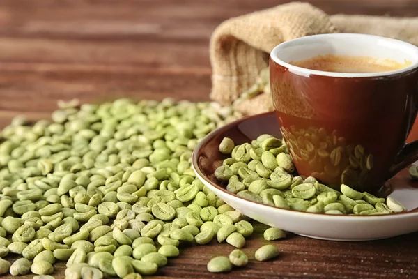 Tazza di caffè con grani — Foto Stock