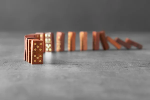 Dřevěné Domino na šedý stůl — Stock fotografie