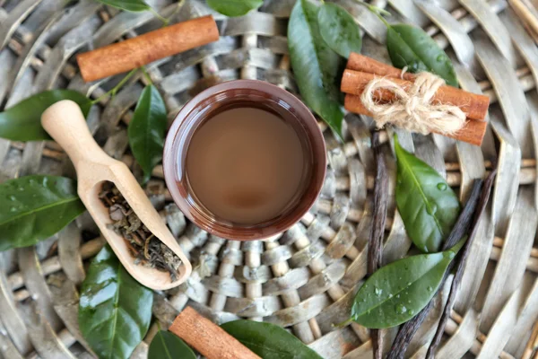 Schüssel mit Teeöl auf Weidenmatte, von oben — Stockfoto