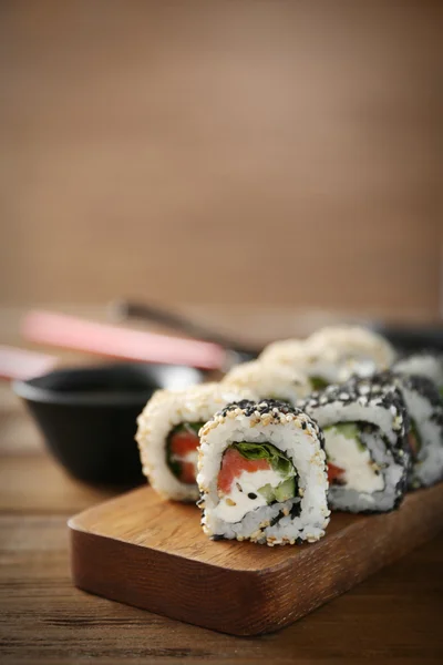 Вкусные суши-роллы на столе — стоковое фото