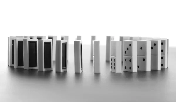 Círculo de dominó de pie sobre fondo gris — Foto de Stock