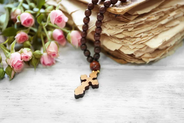 Croix en bois avec fleurs — Photo
