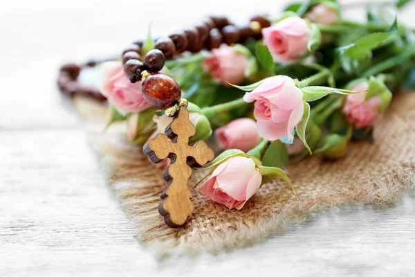 Croix en bois avec fleurs — Photo