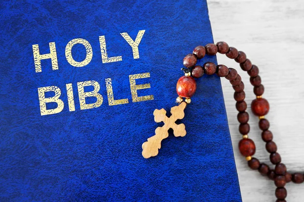 Cruz de madera y primer plano de la Santa Biblia —  Fotos de Stock