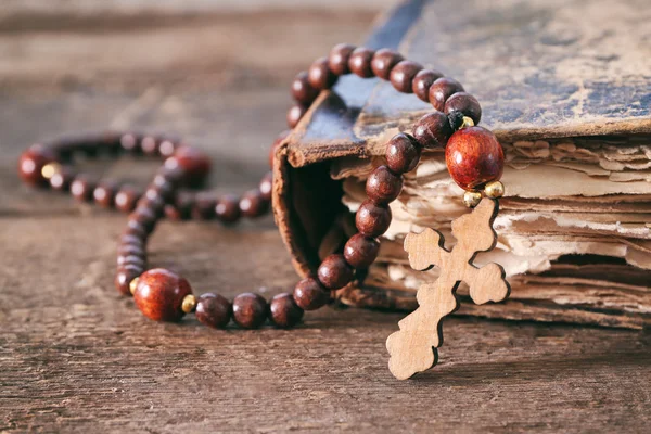 Wooden cross and old book, closeup — Stock Photo, Image