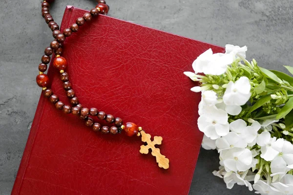 Wooden cross with flowers — Stock Photo, Image