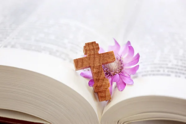 Wooden cross with flowers — Stock Photo, Image