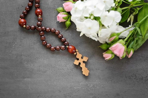 Cruz de madeira com flores — Fotografia de Stock